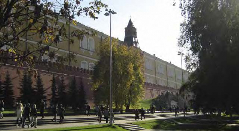 Освещение Александровского сада в г. Москва выполнено стальными опорами НПК.