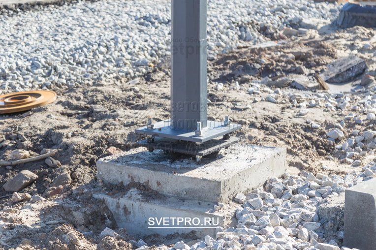 Предварительно перед установкой опоры ОГК с закладной деталью фундамента, бетонируется фундамент с размером не менее трех диаметров закладной трубы.