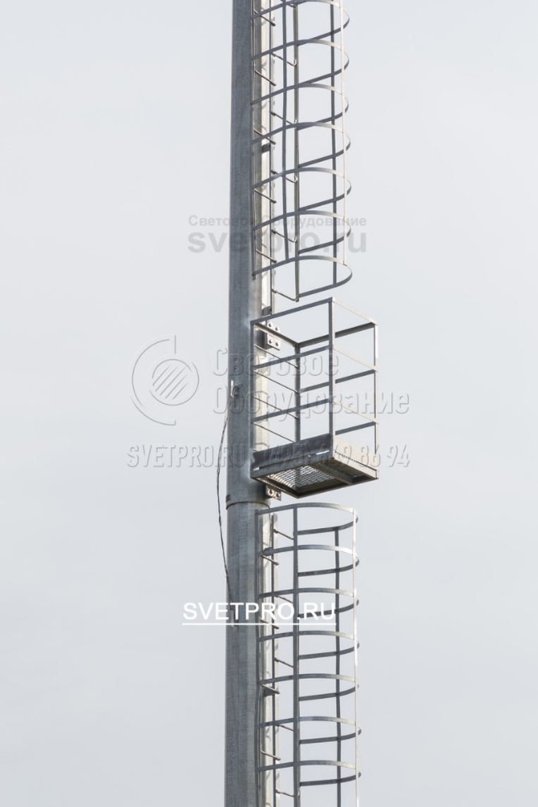 Защитные ограждения для безопасности подъёма на мачту, по правилам безопасности на
высокомачтовых опорах со стационарной короной и лестницей предусмотрены площадки отдыха,
которые должны располагаться каждые шесть метров.